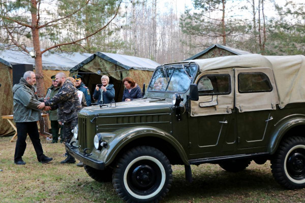 Сергей Неверов подарил смоленским поисковикам раритетную машину ГАЗ-69 «Труженик»
