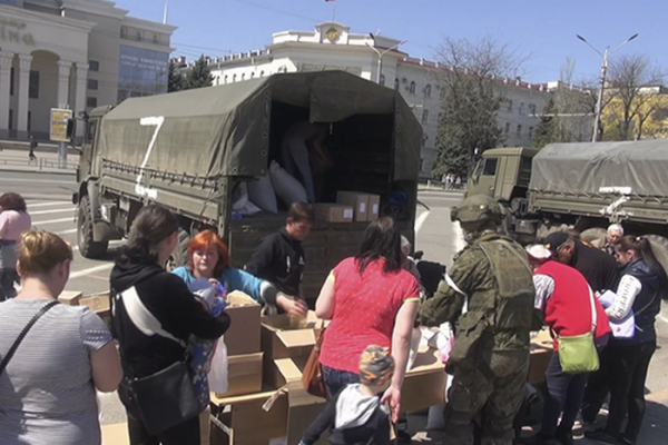 Российские военные доставили десятки тонн гуманитарной помощи нуждающимся жителям Херсона и Изюма