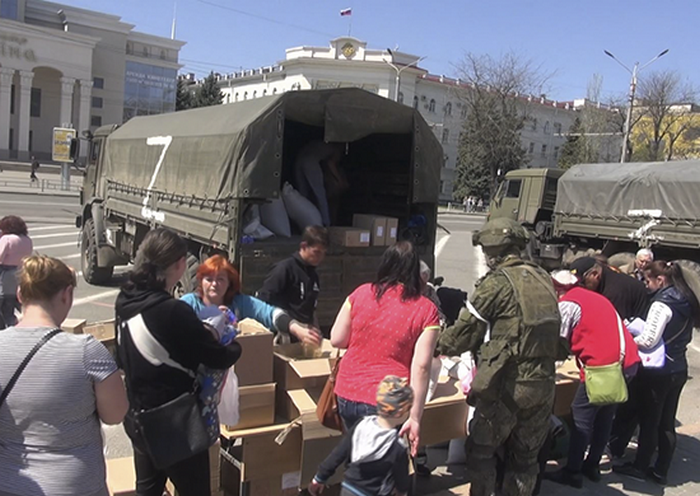 Российские военные доставили десятки тонн гуманитарной помощи нуждающимся жителям Херсона и Изюма