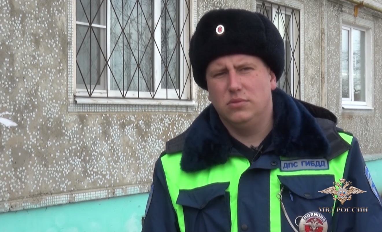 Сафоновский госавтоинспектор Алексей Аверченков спас из пожара беременную женщину