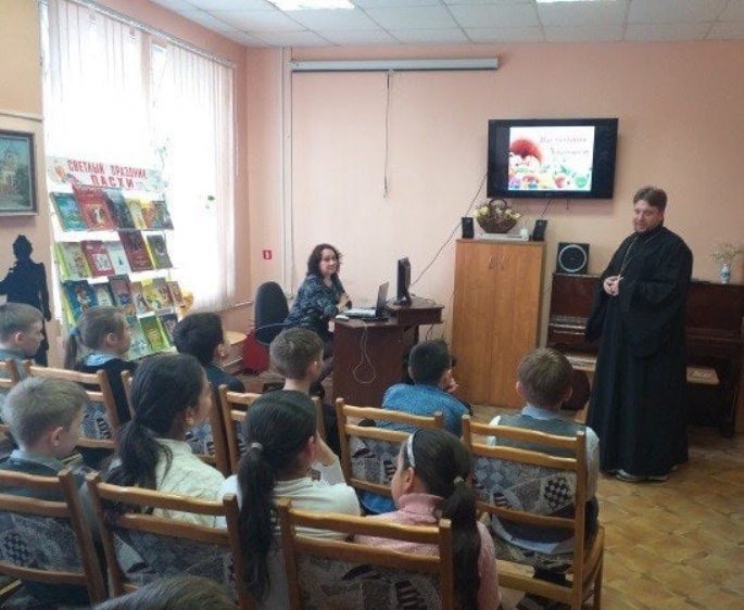 Для смоленских школьников провели час православия «Пасхальный благовест»