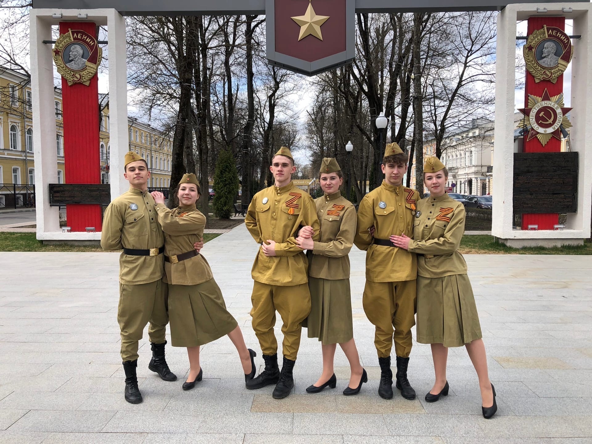 В Смоленске волонтеры в форме военных лет танцевали вальс на площадях и в памятных местах города