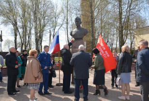 В Рудне торжественно возложили цветы к бюсту Героя Советского Союза Михаила Егорова