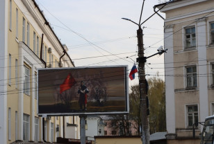 В центре Смоленска установили билборд с изображением украинской бабушки со Знаменем Победы в руках
