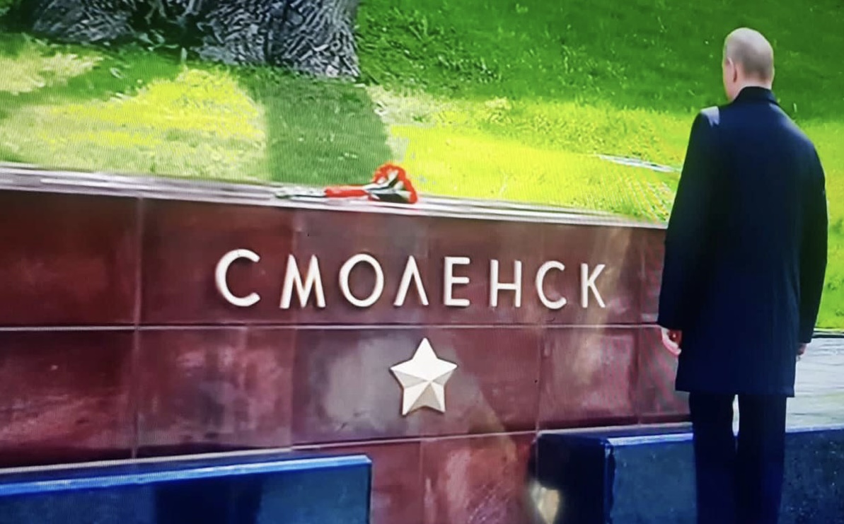 Владимир Путин возложил цветы к стеле города-героя Смоленска в Александровском саду