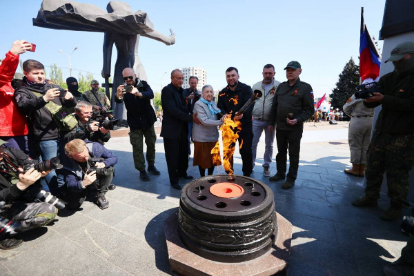 «Единая Россия» зажгла Вечные огни в Мариуполе в честь годовщины Великой Победы