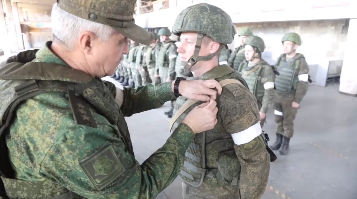 Отличившимся в ходе спецоперации на Украине российским военным вручили награды