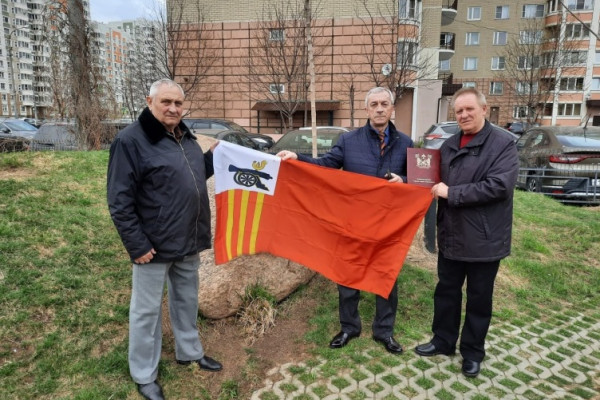 В подмосковный Сад камней Памяти и Славы передали флаг города-героя Смоленска