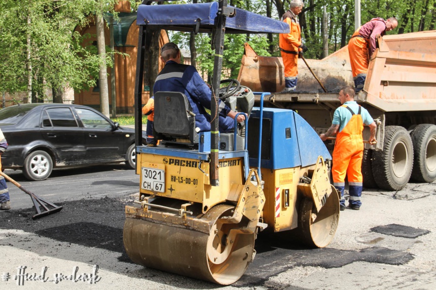 В Смоленске продолжается ямочный ремонт дорог