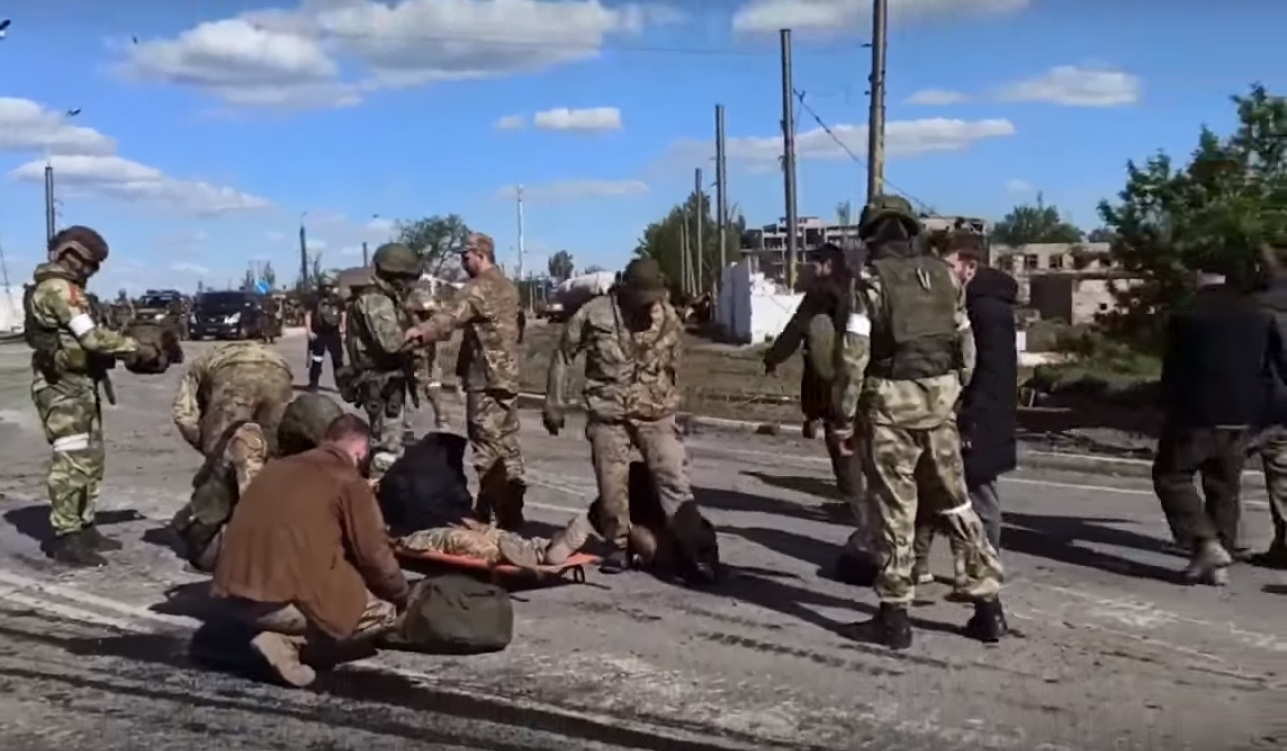 Минобороны России опубликовало видеокадры сдачи в плен украинских боевиков 