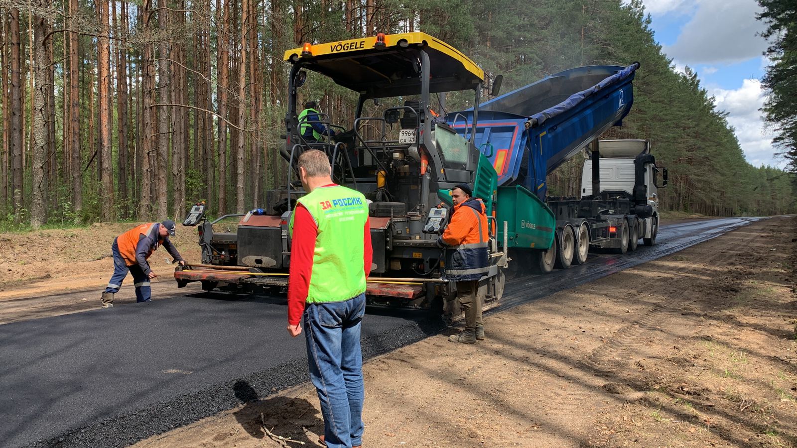 Общественники проверили, как в рамках нацпроекта ведется ремонт дороги в Рославльском районе 