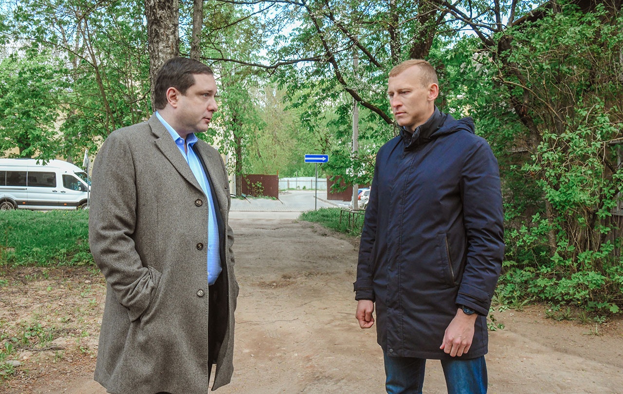 Алексей Островский лично проверил, как убрали свалку из двора дома в центре Смоленска 