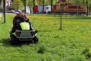 В Смоленске стартовали сезонные работы по покосу травы