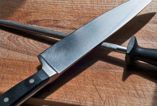 В Краснинском районе хозяйка кухонным ножом поранила гостью