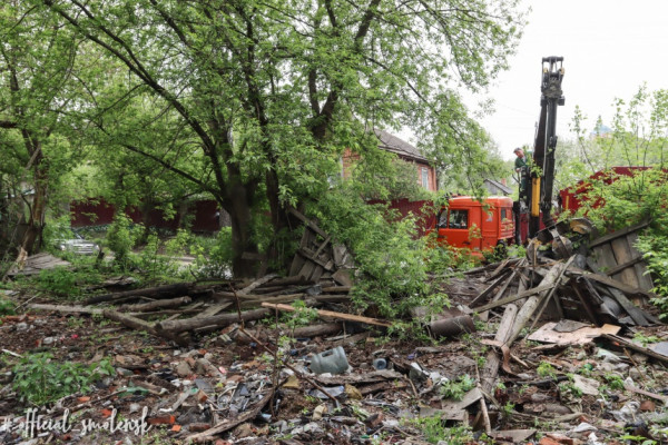 В Смоленске ликвидировали стихийную свалку на улице Тимирязева
