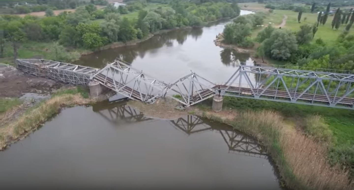 Российские военные железнодорожники восстанавливают мост, взорванный ВСУ при отступлении