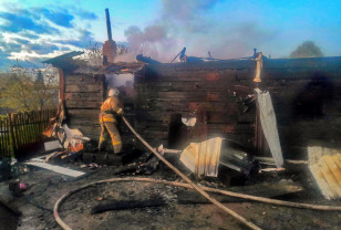 В Смоленском районе спасатели не позволили огню «перекинуться» на соседние строения