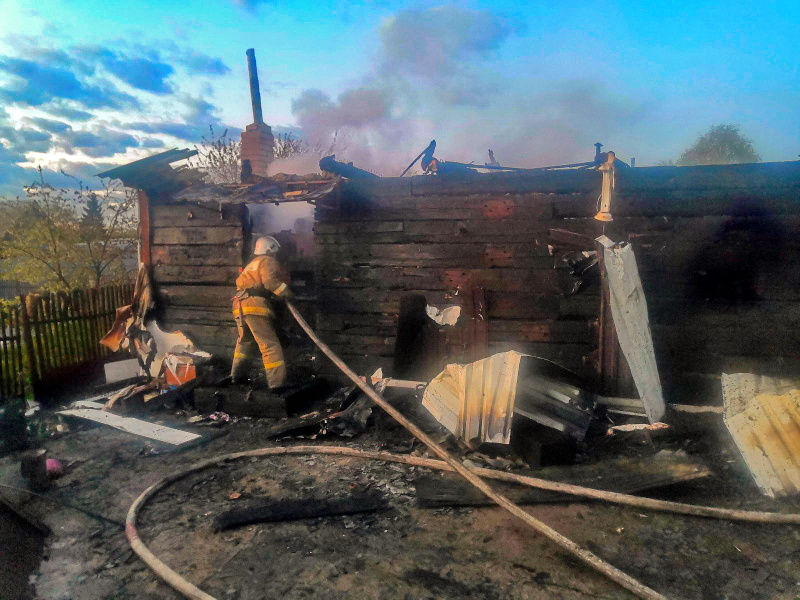 В Смоленском районе спасатели не позволили огню «перекинуться» на соседние строения