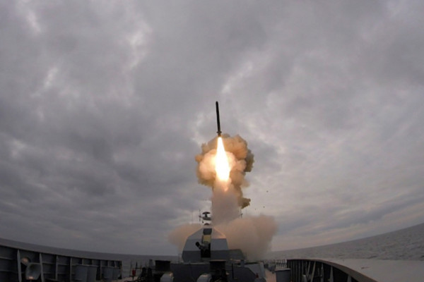 С российского фрегата нанесли высокоточный удар ракетами «Калибр» по военным объектам на Украине 