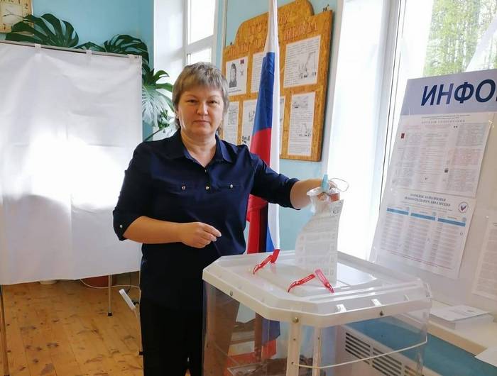 Жители Новодугинского района принимают участие в голосовании по довыборам депутата облдумы