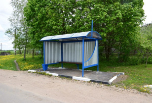 По поручению Алексея Островского возле школы в деревне Мерлино установили остановочный павильон