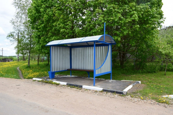По поручению Алексея Островского возле школы в деревне Мерлино установили остановочный павильон
