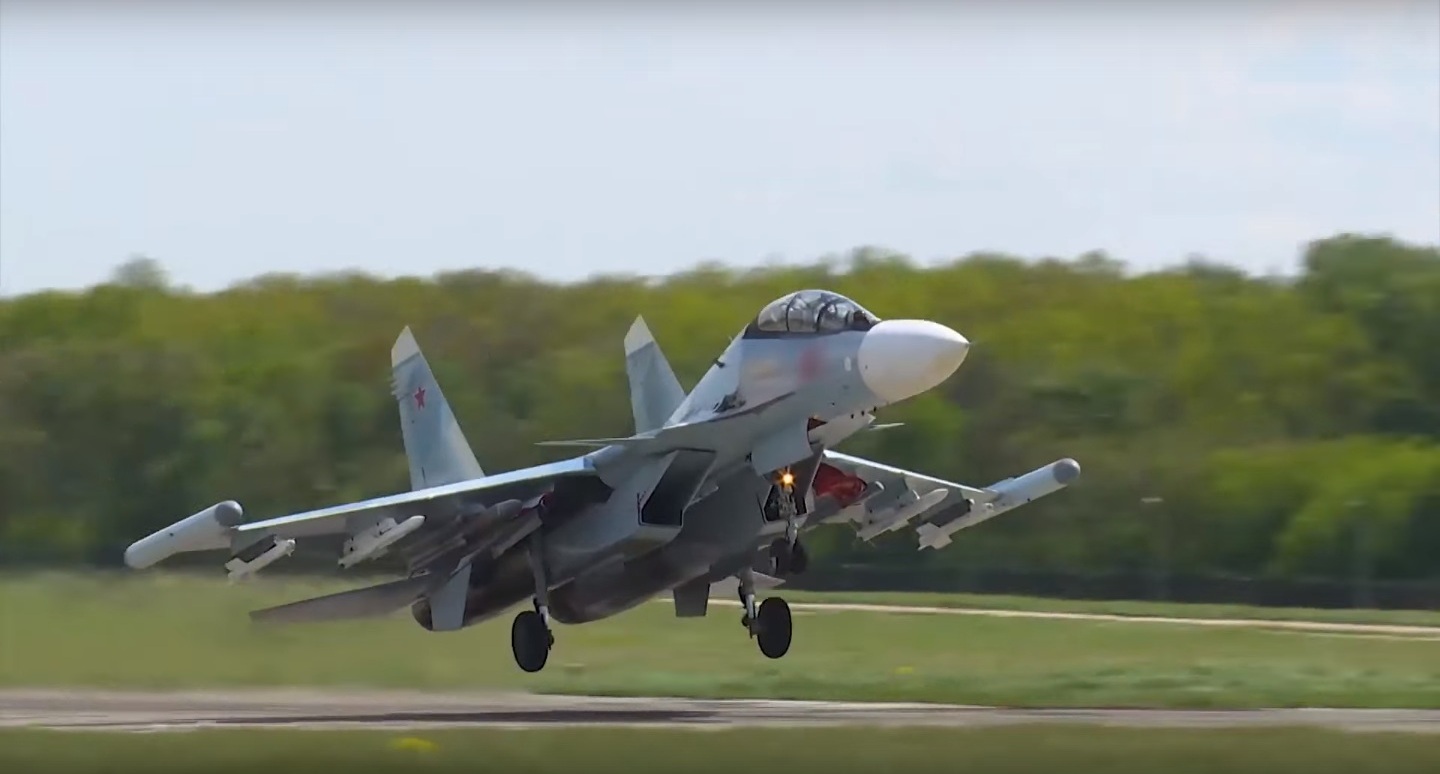 Минобороны России опубликовала кадры боевых вылетов экипажей истребителей Су-35С и Су-30СМ