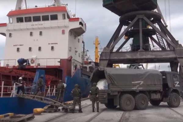 Российские военные доставили гуманитарную помощь экипажу турецкого судна в Херсоне