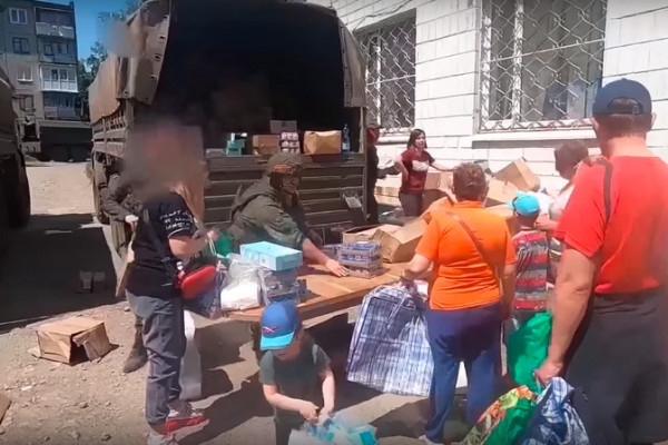 Российские военные доставили в город Первомайск гуманитарную помощь