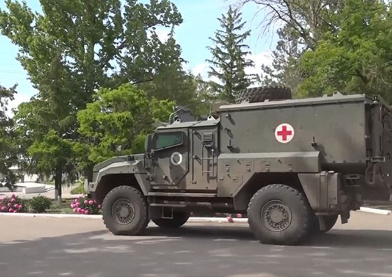 Российские военные медики помогают местным жителям, пострадавшим от обстрелов подразделений ВСУ