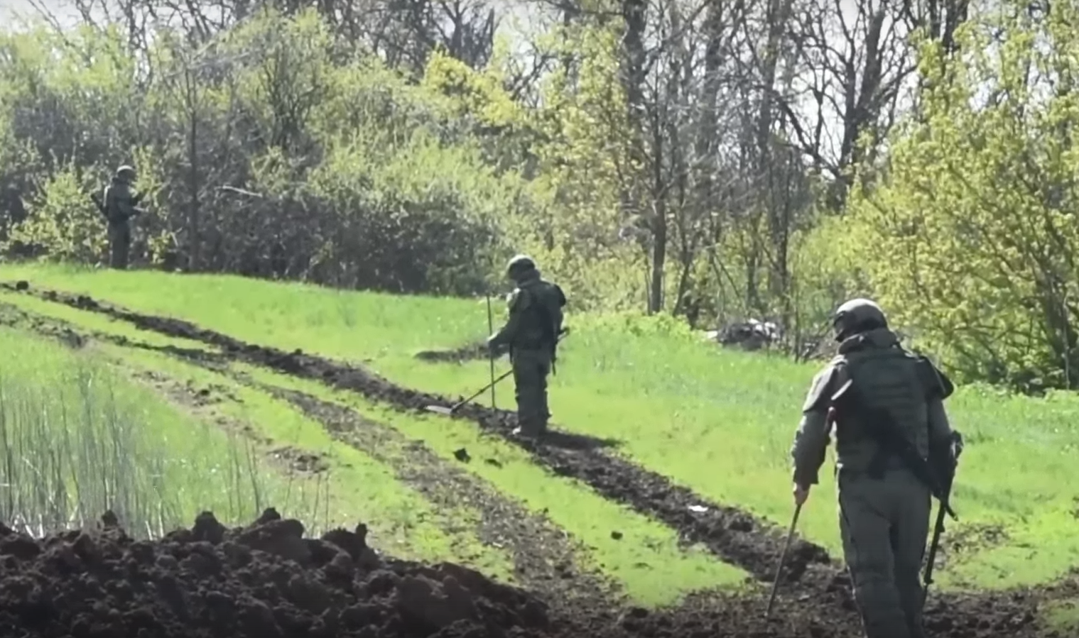 Российские военнослужащие ведут разминирование поселений Харьковской области