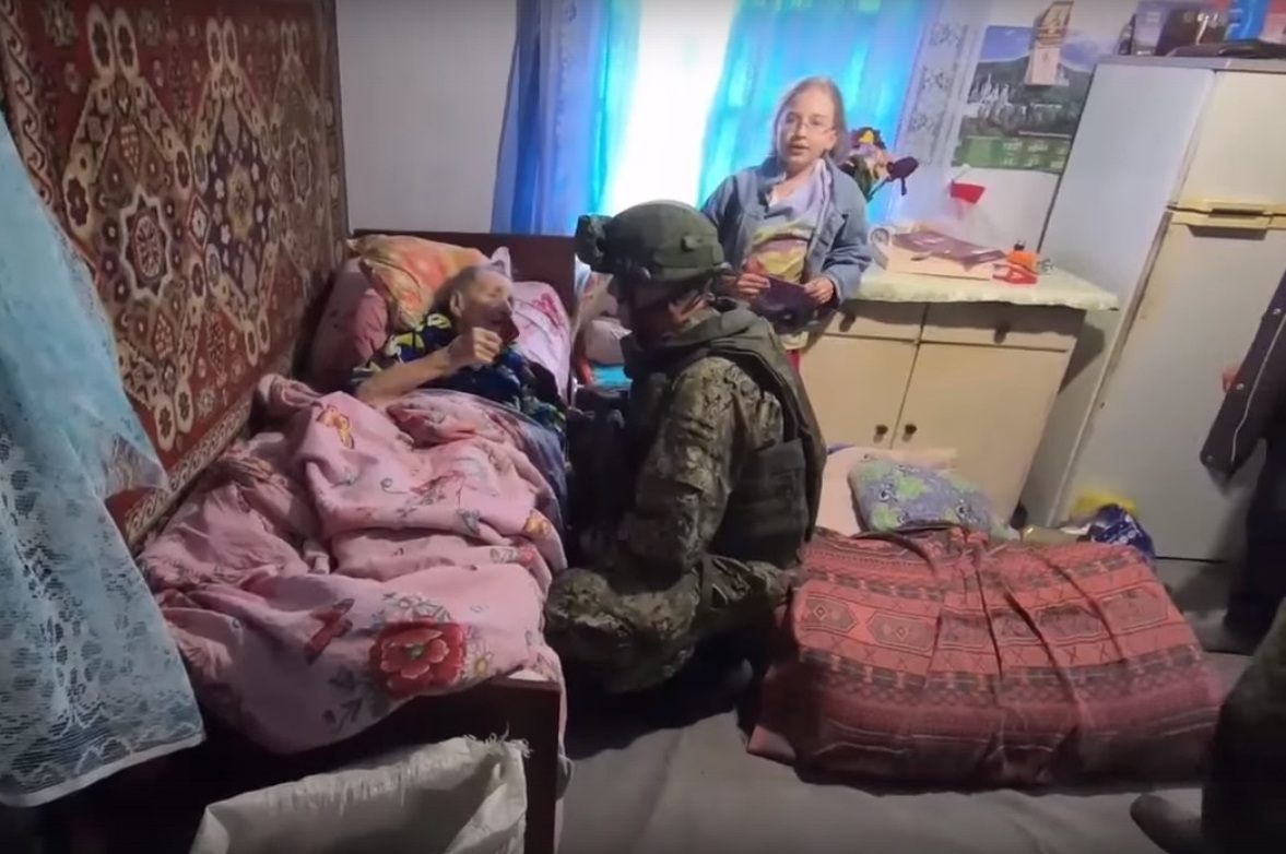 Российские военные доставили гуманитарную помощь ветеранам Великой Отечественной войны в Харьковской области 