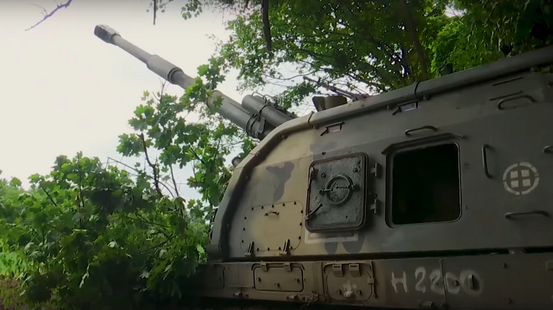 Минобороны показало кадры боевой работы расчетов самоходных артиллерийских установок «Мста-С»