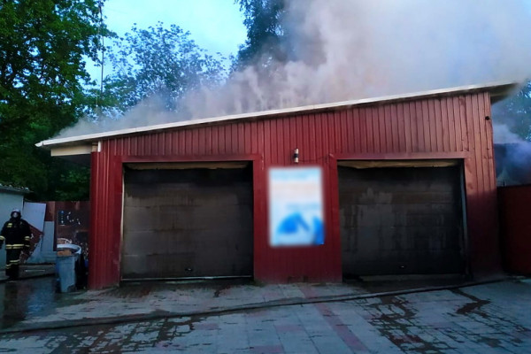 В Рудне в здании автомойки тушили пожар 