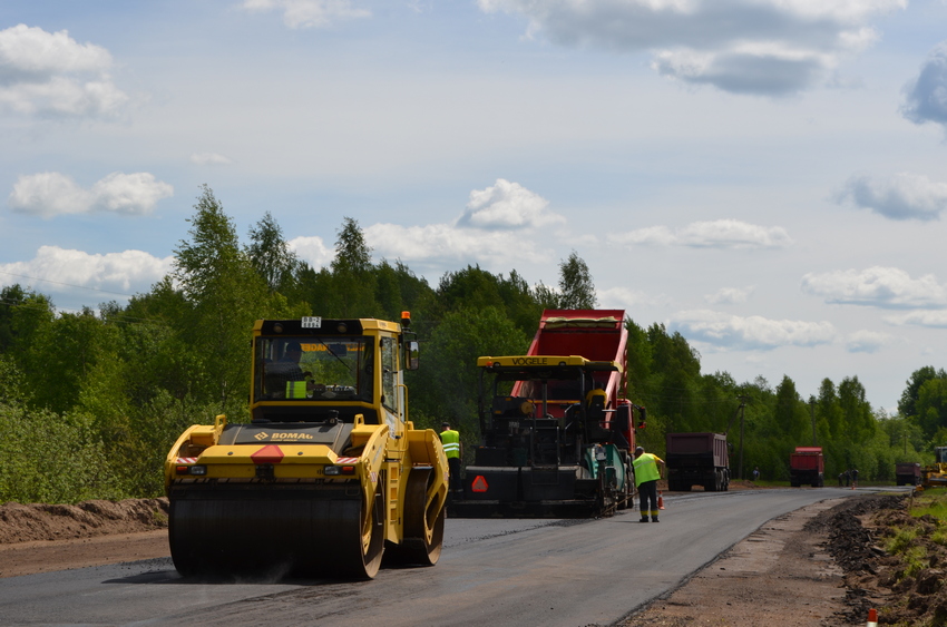 На Смоленщине ремонтируют дорогу Велиж-Сеньково-граница Республики Беларусь