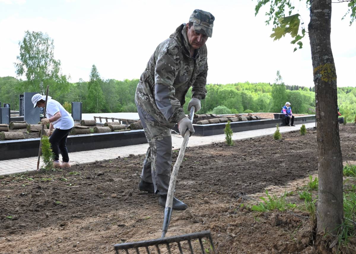 В Сафоновском районе в деревне Рыбки продолжается благоустройство воинского захоронения