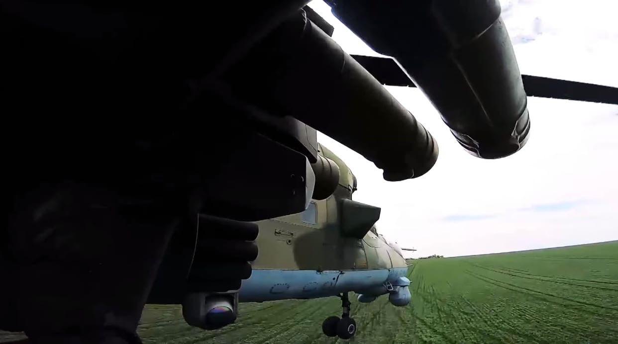 Минобороны РФ показало кадры боевой работы экипажей ударных вертолетов Ми-35 в ходе спецоперации