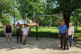 Активисты «Единой России» восстановили детскую площадку в городском парке в Гагарине