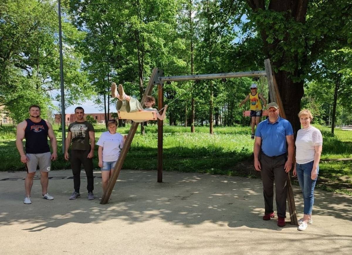 Активисты «Единой России» восстановили детскую площадку в городском парке в Гагарине