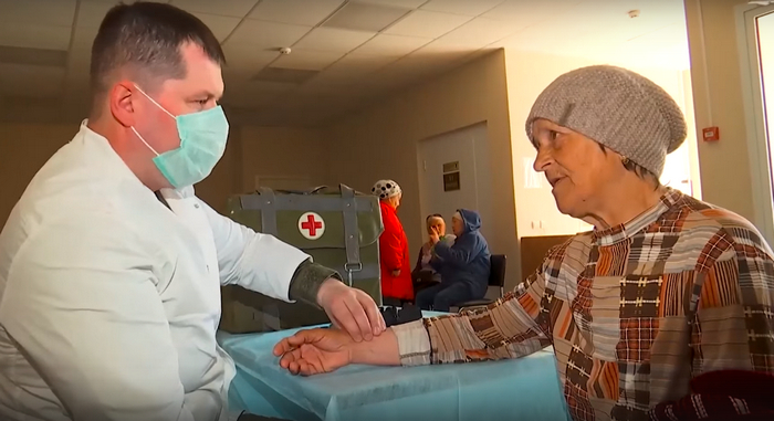 Российские военные врачи оказывают медпомощь нуждающимся мирным жителям Харьковской области