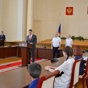 В рамках акции «Мы – граждане России» юным смолянам торжественно вручили первые паспорта