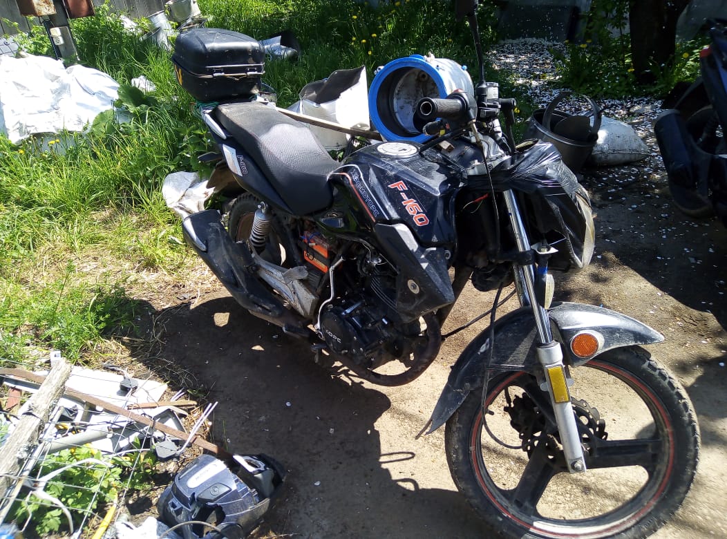 В Хиславичах приятели украли из гаража знакомого мотоцикл