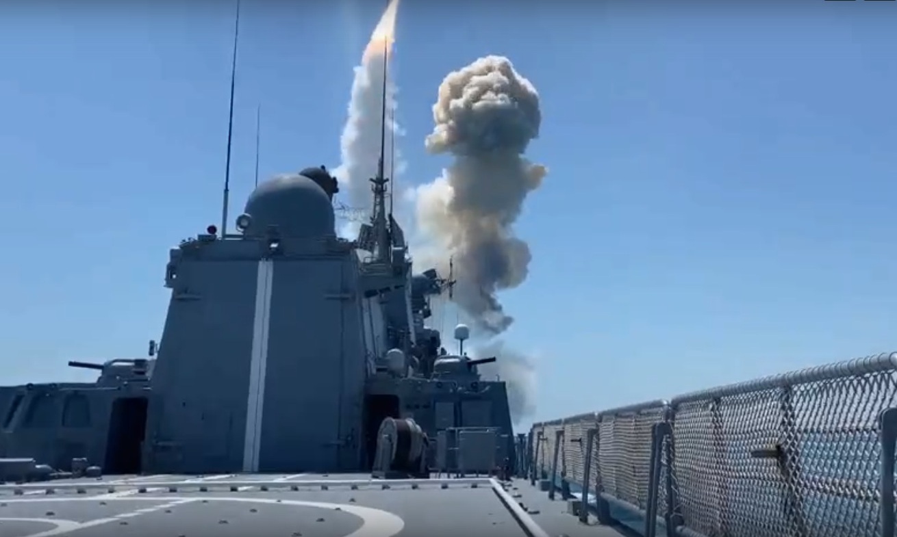 Экипаж фрегата Черноморского флота выполнил залповый пуск крылатых ракет «Калибр» по военным объектам ВСУ