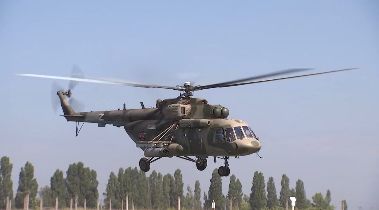 Минобороны РФ опубликовало кадры боевой работы экипажей вертолетов-постановщиков помех