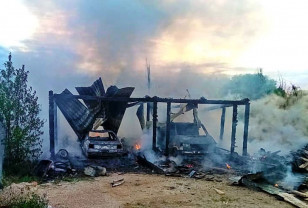В селе Новодугино полностью сгорели гараж и два немецких автомобиля