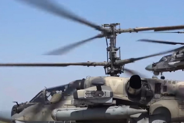 Минобороны РФ показало кадры уничтожения бронетехники ВСУ вертолетами Ка-52