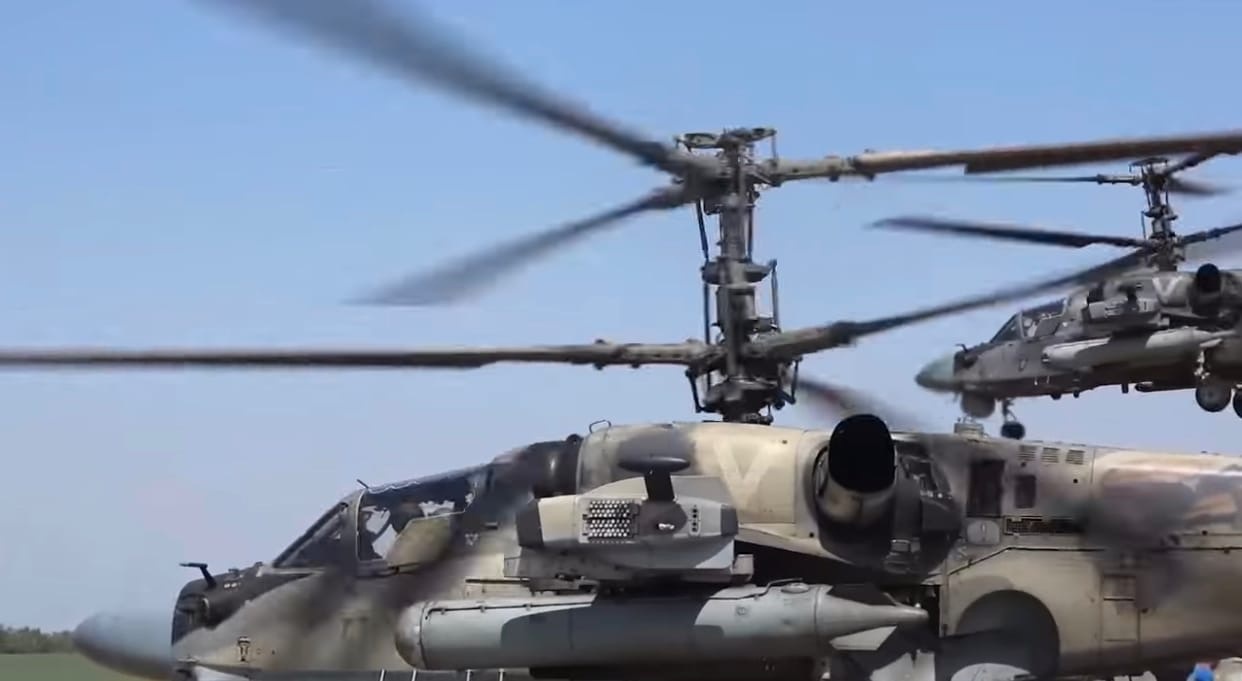 Минобороны РФ показало кадры уничтожения бронетехники ВСУ вертолетами Ка-52