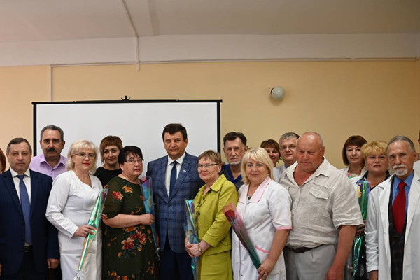 На Смоленщине депутаты «Единой России» поздравили врачей с Днем медработника