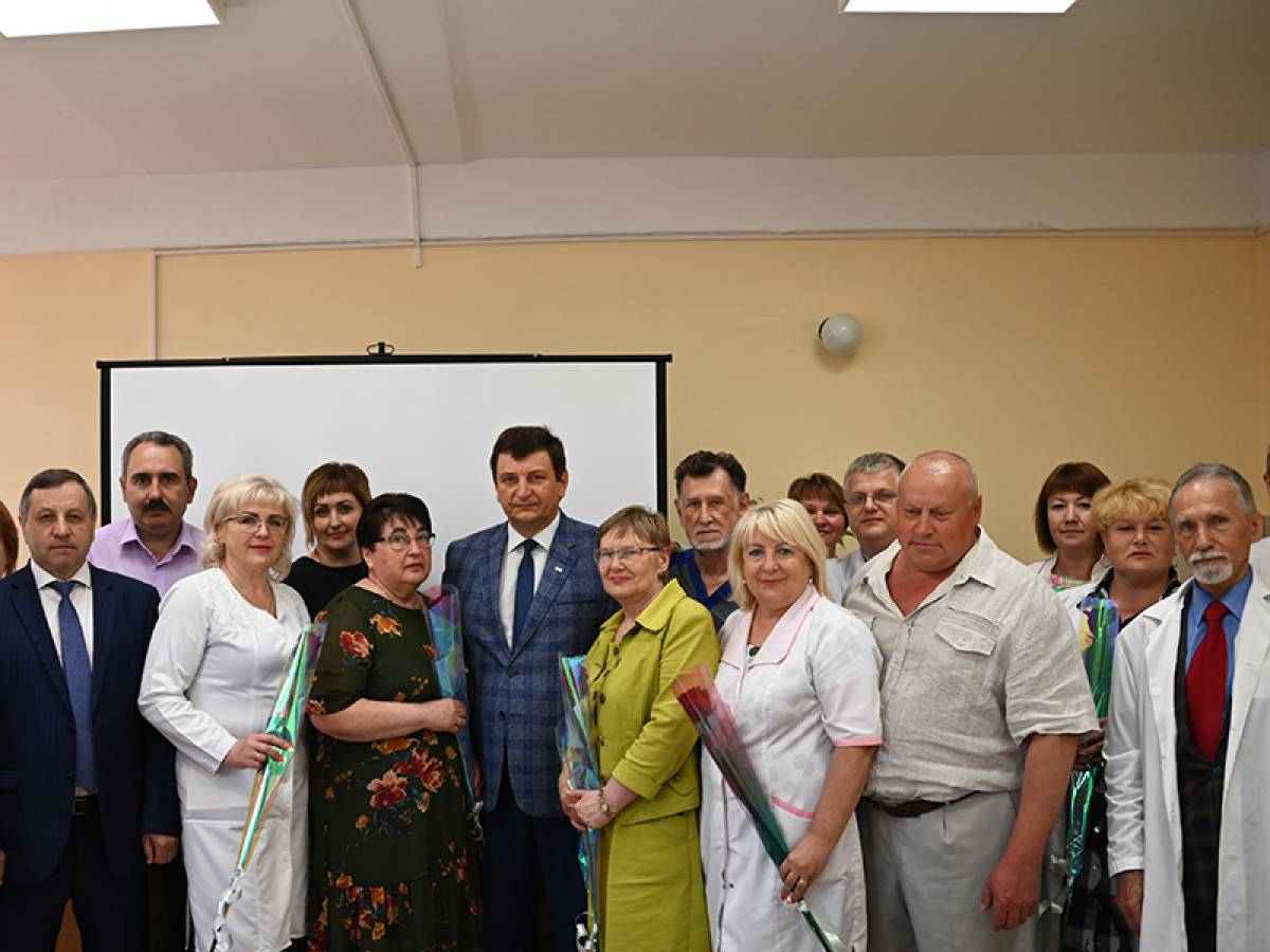 На Смоленщине депутаты «Единой России» поздравили врачей с Днем медработника