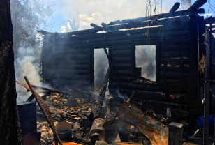 В деревне Екимовичи Рославльского района сгорел двухквартирный жилой дом